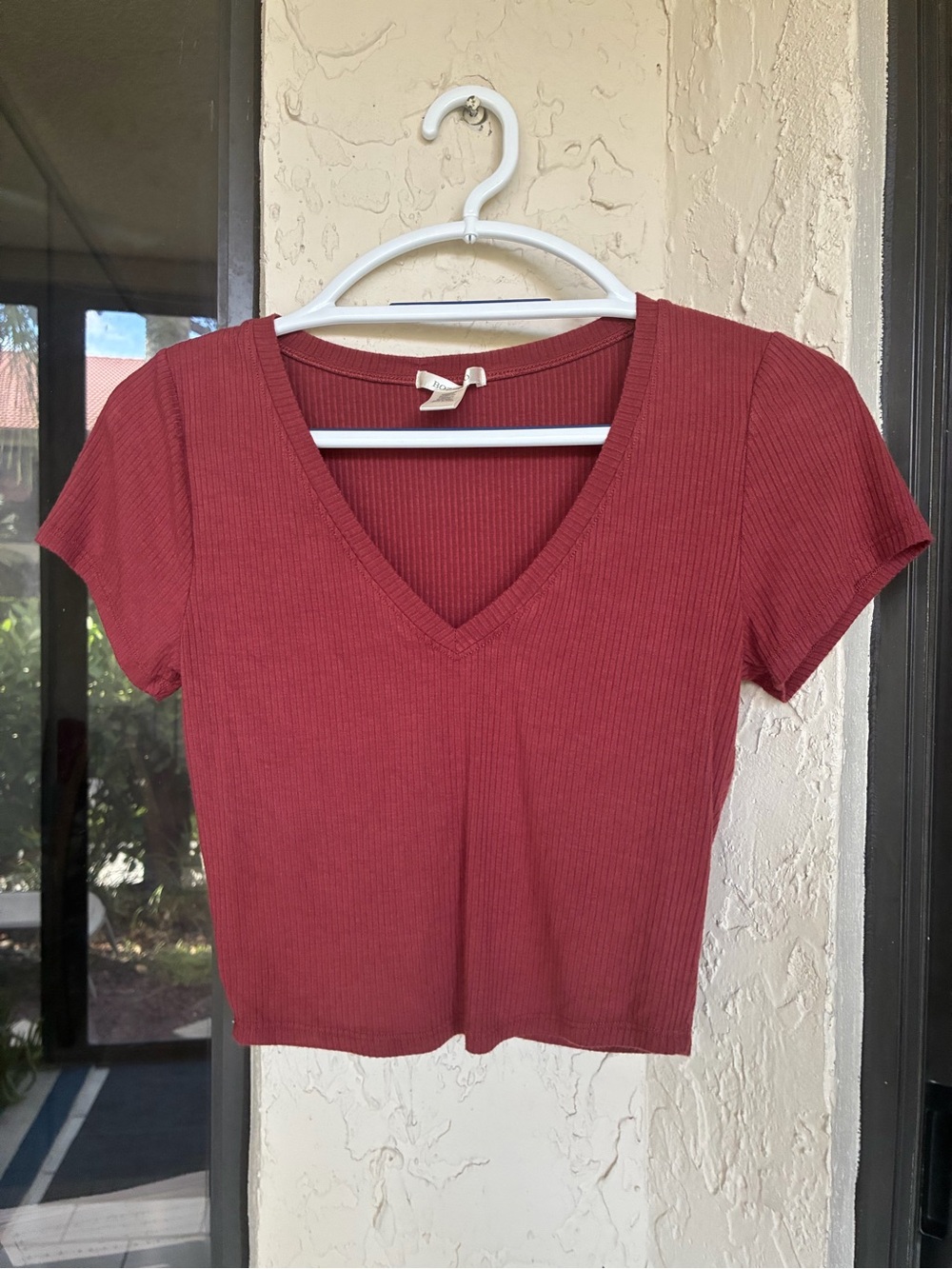 Bozzolo Maroon Ribbed V-Neck Short Sleeve Crop Top - Size Medium